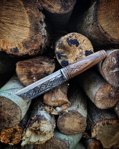 Vikingo legendario forjado en la artesanía tradicional: cuchillos únicos hechos a mano con fundas de cuero artísticas. - Product Image 4