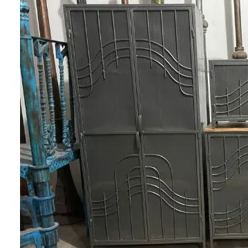 Tela dobrável de cor escura com um gabinete de metal complicado