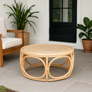 Table en rotin Artisan pour chambre à coucher Surface tissée lisse avec esthétique neutre pour la décoration intérieure et le style des événements extérieurs - Product Image 3