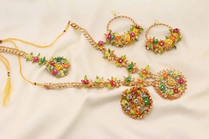 Haldi Floral Jewelry Mehndi Ceremonia Set para novia con collar hecho a mano Tikka Pendientes y brazaletes - Product Image 3