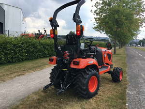 Tractor diésel subcompacto Kubota BX231 usado, premium, ultracompacto, de 23.3 HP, equipado con una transmisión hidrostática suave. - Product Image 3