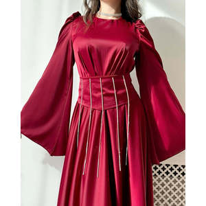 Elegante Vestido de Satén con Corte en A para Mujeres y Niñas, con Cintura Imperio, Escote Corazón, Diseño Cruzado y con Lazos, y Estampado - Product Image 4