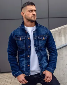 Moda Atacado Confortável Homens Jeans Jacket Frente Flap Bolsos Botão Placket E Cuff Brasão Manga Longa