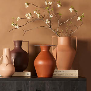 แจกันตกแต่งโต๊ะพร้อมด้ามจับลายโลหะ และแจกันดอกไม้สำหรับห้องนั่งเล่น สำนักงาน และห้องครัว - Product Image 1