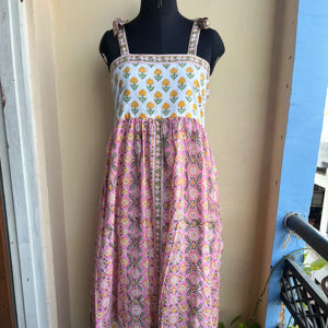 Vestido indio largo de algodón sin mangas con correa ajustable, vestido con cuello cuadrado floral estampado a mano con decoración de borlas - Product Image 1