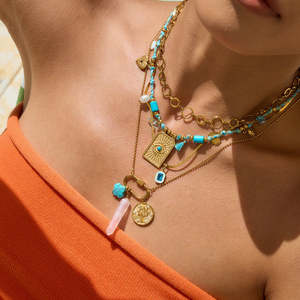 Collar de playa J&D Trendy con múltiples colgantes, a la moda, con capas de turquesa, concha, perla y dije de sol esmaltado - Product Image 1