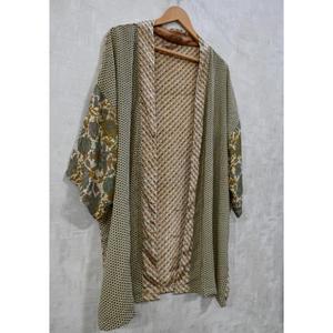 ชุดกิโมโนผ้าไหมอินเดียลาวินาส ทำมือ 100% ลายปะติดปะต่อ คอวี พิมพ์ลายดอกไม้ สวมใส่สบาย ความยาวระดับเข่า ชุดนอนไซส์ใหญ่ สำหรับฤดูใบไม้ร่วง - Product Image 2