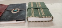 Journaux en cuir sur mesure et carnets de croquis en cuir disponibles avec point latéral et inserts en pierre adaptés à la revente