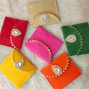 กระเป๋าสตางค์ตกแต่งด้วยผ้า ginni กระเป๋าใส่เหรียญที่ใส่บัตรหนังสือเดินทางของขวัญจำนวนมากสำหรับแขกเทศกาลดิวาลิปาร์ตี้ใหม่ทันสมัย - Product Image 1