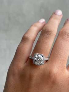 Luxueux Lab Grown Diamond Solitaire Rings Élégant 18K Solid Gold Women's Wear Bagues de fiançailles de mariée avec diamants pavés OEM - Product Image 2