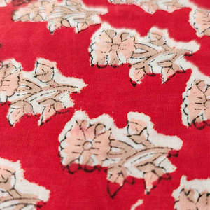 Tissu en voile de coton imprimé à la main Sanganeri, écologique, motif floral rouge, pour ameublement - Product Image 4