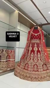 Suministro al por mayor de terciopelo hecho a mano Lehenga Choli para bordado nupcial Lehenga Choli para regalar DE LA India - Product Image 6