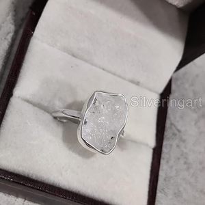 Bague pour femme en pierre de lune arc-en-ciel naturelle, pierre de naissance de juin, martelée, cadeau de Noël, bijoux faits à la main, bague en argent sterling 925 - Product Image 4
