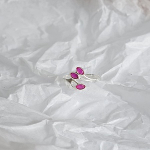 Anillo de Plata de Ley 925 con Tres Piedras de Rubí Natural Teñido, Engaste de Bisel, Bonito, Hecho a Mano, Elegante, para Mujer/Unisex, Ideal para Regalo - Product Image 2