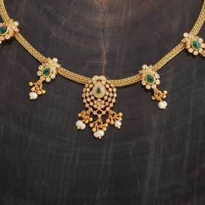 Collier court authentique en argent poli or avec pampille et pierres de rubis verts - Bijoux religieux hindous d'inspiration culturelle pour femmes - Product Image 3