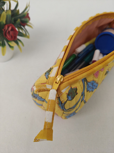 Trousse de maquillage matelassée en coton imprimé à la main avec des motifs floraux indiens, écologique, durable, fermeture éclair pour les voyages, la papeterie - Product Image 4