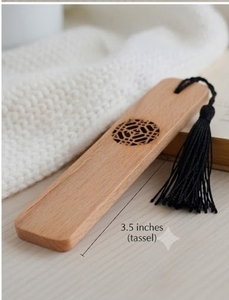 Marcapáginas de Madera Rectangular Grabado con Diseño Minimalista de 3.5 Pulgadas con Borla Negra, Accesorio Decorativo de Lectura - Product Image 1