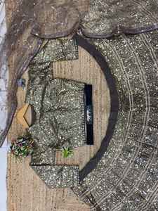 Collection de lehenga Sabyasachi avec de magnifiques broderies, travail de zari et paillettes pour les occasions de fête, accompagné d'un choli. - Product Image 6