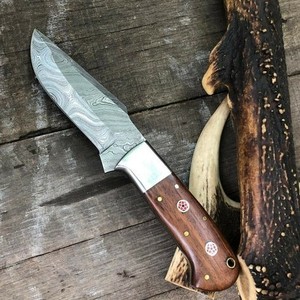 Couteau en cuir personnalisable de qualité bricolage avec lame en acier damas et manche en bois de rose pour le camping et la chasse. - Product Image 5