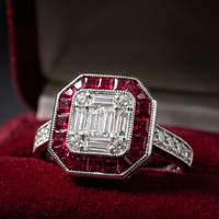 Bague en or blanc 18 carats au design antique avec grappe de rubis baguette et diamants taille princesse, bijoux haut de gamme du fabricant