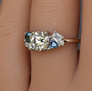 Bague de fiançailles en diamant de laboratoire taille ronde, avec grappe de saphirs, bague de mariage 1,75 carats total, diamant de laboratoire taille ronde, bague de mariée, cadeau - Product Image 4