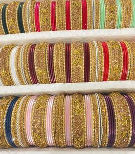 Bracelets Joncs à Miroirs pour Femme, Bijoux Artisanaux Uniques pour Navratri et Événements Culturels, en Vente depuis l'Inde - Product Image 4