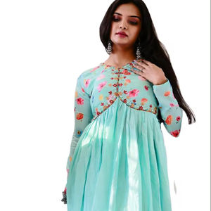 Dernier Designer Faux Georgette Chiffon Imprimé Femmes Indiennes Naira Cut Kurti Set Prix Abordable 2024 Collection - Product Image 1