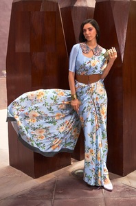 Magnifique Saree fluage en satin imprimé numérique Bollywood en vente en ligne - Product Image 5