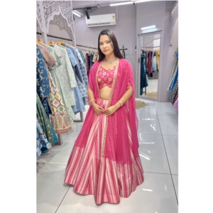 Diseñador de calidad de exportación Seda Georgette Lehenga Choli para mujer Ropa nupcial y festiva con detalles hechos a mano para precio de exportación - Product Image 1