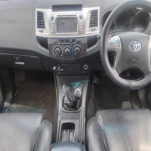 ใช้ปี 2015 สำหรับรถยนต์ Hilux 2.7 Double Cab Raider Legend 45 พวงมาลัยขวา เกียร์ธรรมดา ขับเคลื่อนล้อหน้า ภายในหุ้มหนังสีเข้ม ระบบควบคุมอุณหภูมิอัตโนมัติ ยาง R19 ไฟ LED - Product Image 6