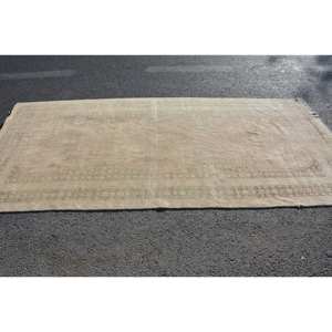 Alfombra turca Vintage Beige de 5x10,2 pies, alfombra rectangular de área grande hecha a mano, lana abstracta, seda de bambú para habitación de pasillo - Product Image 3