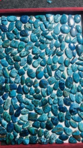 คริสโซคอลล่าคุณภาพสูง 100% ธรรมชาติ แบบคาโบชอง พลอยหลวม รูปทรงและขนาดคละแบบ สำหรับทำเครื่องประดับ - Product Image 2