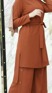 Ensembles de coordination d'hiver chics et modestes pour femmes en tissu chaud de couleur unie douce avec ajustement personnalisé pour le style musulman indien et pakistanais - Product Image 2