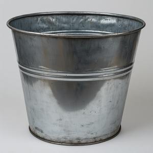 Jardinière galvanisée antique avec surface traditionnelle parfaite pour la décoration de jardin saisonnière festive et les maisons élégantes - Product Image 3