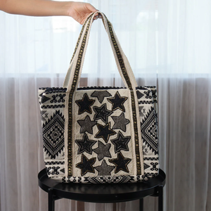 Belle fleur design toile sacs de plage cadeau sac fourre-tout pour femme par glowin fashion - Product Image 1