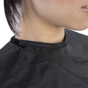 Cape de coiffure imperméable en tissu argenté basique - Product Image 2
