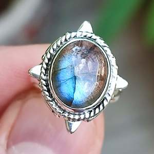 Bague artisanale en argent sterling 925 de style bohème avec labradorite ovale, pierre de naissance de novembre, cadeau parfait pour son anniversaire - Product Image 2