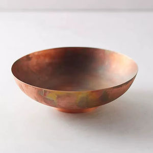 Bol en cuivre surdimensionné avec un large design parfait pour servir des salades fraîches, des collations aux fruits et des plats de fête spéciaux - Product Image 1