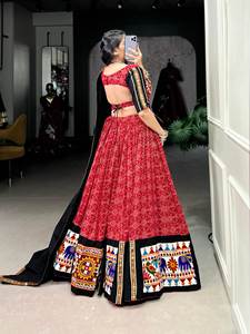 El último diseñador de algodón puro impreso Gamthi Mirror Work Lehenga Choli de FabZone - Product Image 4