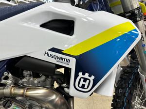 Disponible dès maintenant : Nouvelles motos de motocross FC 450 2025 en stock - Product Image 3