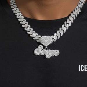 Pendentif et breloque personnalisés en or 14 carats avec moissanite Seuyn, gravés avec votre nom - Product Image 2