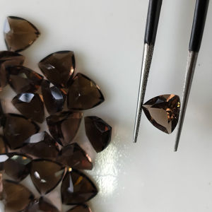 ควอตซ์สีแดงธรรมชาติ 8 มม. ทรงทริลเลียนคัท คุณภาพดีที่สุด พลอยเม็ดเดี่ยวสำหรับทำเครื่องประดับ รีด์เมาท์เทน เจมส์ - Product Image 1