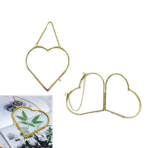 Nuevo Marco de Fotos Decorativo de Vidrio Transparente con Borde de Latón en Forma de Corazón, Diseño Moderno, Hecho a Mano, para Colgar en la Pared - Product Image 1