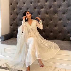 Nouveau modèle Vêtements de mariage très vendu Ensemble en soie de chinon pur avec robe brodée avec bas et dupatta prêt à porter - Product Image 3