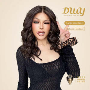 Perruque synthétique bouclée Lace Front Cocobean-DWY 13x6 à raie libre, marron avec mèches blondes - Product Image 5