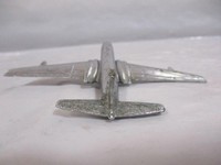 Modèle d'avion en aluminium de style Art déco vintage, objet de collection rétro pour présentation sur table