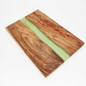 Planche à découper rectangulaire décorative verte en résine époxy et en bois d'olivier avec résine pour charcuterie - Product Image 2