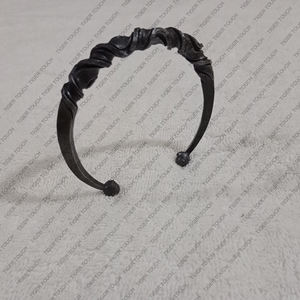Pulsera de hierro Torc celta Medieval forjada a mano, pulsera de metal trenzado respetuoso con el medio ambiente - Product Image 4