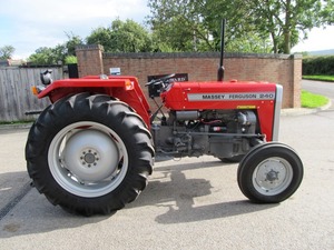 Massey Ferguson Actualiza los Tractores de la Serie 240 con Tracción en las 4 Ruedas, Tractor Agrícola Rojo, Máquina Utilitaria para Granja - Product Image 6
