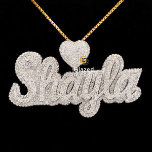 Nuevo y encantador colgante de Hip Hop con letras personalizadas completamente heladas hecho de diamantes redondos brillantes de moissanita, oro blanco de 10 quilates - Product Image 1